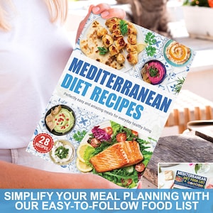 Pode incluir: Um livro de receitas com um padr&atilde;o de azulejos azuis e brancos na capa. O t&iacute;tulo &eacute; "Receitas da Dieta Mediterr&acirc;nea" e o subt&iacute;tulo &eacute; "Refei&ccedil;&otilde;es perfeitamente f&aacute;ceis e deliciosas para uma vida saud&aacute;vel todos os dias". A capa apresenta fotos de comida, incluindo um prato de espetos de frango grelhados, uma tigela de homus, um prato de salm&atilde;o com salada e uma tigela de guacamole. O livro de receitas tem 28 receitas.