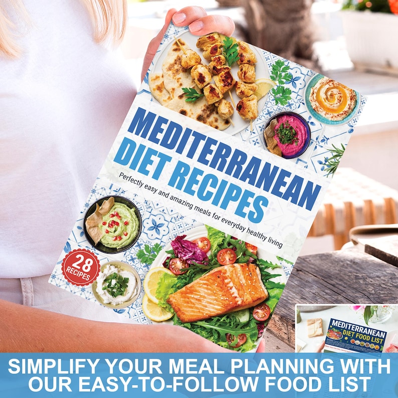 Pode incluir: Um livro de receitas com um padr&atilde;o de azulejos azuis e brancos na capa. O t&iacute;tulo &eacute; "Receitas da Dieta Mediterr&acirc;nea" e o subt&iacute;tulo &eacute; "Refei&ccedil;&otilde;es perfeitamente f&aacute;ceis e deliciosas para uma vida saud&aacute;vel todos os dias". A capa apresenta fotos de comida, incluindo um prato de espetos de frango grelhados, uma tigela de homus, um prato de salm&atilde;o com salada e uma tigela de guacamole. O livro de receitas tem 28 receitas.