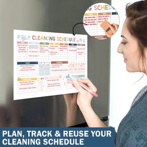 Pode incluir: Um calend&aacute;rio de limpeza magn&eacute;tico colorido com se&ccedil;&otilde;es di&aacute;rias, semanais, mensais e trimestrais. O calend&aacute;rio est&aacute; preso a uma geladeira. O texto na parte inferior diz: PLANEJE, ACOMPANHE E REUTILIZE SEU CRONOGRAMA DE LIMPEZA.