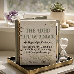 Puede incluir: Una carpeta de anillas color verde salvia con anillas de metal dorado y una portada titulada THE ADHD LIFE OS BINDER. El texto dice 98+ Hyper-Specific Pages, Built around ADHD adult life: meds, labs, RSD, brain fog, task paralysis & money. Print it or use on a tablet.