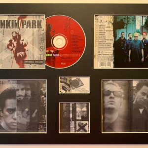 Puede incluir: Un conjunto enmarcado de seis imágenes con la banda Linkin Park y su álbum "Hybrid Theory". El conjunto incluye la portada del álbum, el CD, la parte posterior del CD y tres imágenes más pequeñas de los miembros de la banda.