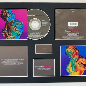 Puede incluir: Un CD single enmarcado de New Order, titulado "Technique". La portada delantera presenta una imagen colorida de una estatua de querubín sobre un fondo morado y rosa. La contraportada presenta la lista de canciones y los créditos. El CD en sí mismo es visible en el marco.