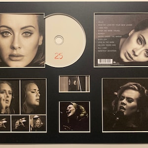 Puede incluir: Una foto enmarcada en blanco y negro de una cantante con un CD en el centro. El CD está etiquetado con "25". La foto incluye un primer plano de la cara de la cantante, una toma de cuerpo entero de la cantante y un primer plano de la cara de la cantante mientras canta. La caja del CD incluye el nombre de la cantante y el título del álbum "25". La parte posterior de la caja del CD enumera las canciones del álbum: "Hello", "Send My Love (To Your New Lover)", "I Miss You", "When We Were Young", "Remedy", "Water Under The Bridge", "River Lea", "Love In The Dark", "Million Years Ago", "All I Ask" y "Sweetest Devotion".