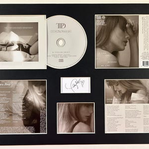 Può includere: Una collezione incorniciata con un CD, un autografo firmato e varie immagini. Il CD è etichettato "The Tortured Poets Department" e include una foto di una persona. Le immagini includono testi di canzoni e ritratti.