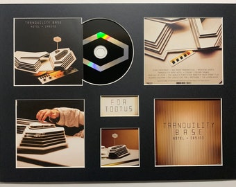 ARCTIC MONKEYS - Tranquility Base Hotel + Casino - Exhibición de álbumes Deluxe