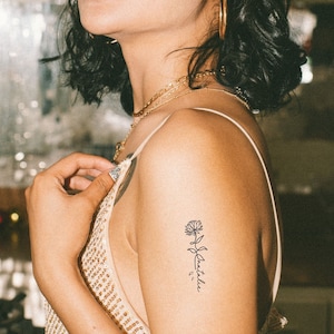 Diseño de tatuaje personalizado con nombre y flor del mes de nacimiento