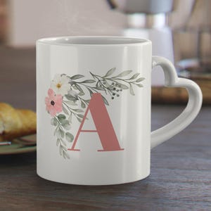Taza con letra personalizada y asa de corazón, regalo ideal para ella, mamá, novia, hija.