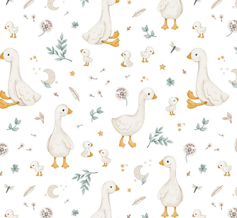 K&ouml;nnte beinhalten: Ein sich wiederholendes Muster mit Aquarellillustrationen von wei&szlig;en G&auml;nsen, G&ouml;sseln, L&ouml;wenzahnpflanzen, Sternen, Monden und Zweigen mit Gr&uuml;n auf wei&szlig;em Hintergrund. Die G&auml;nse haben gelbe Schn&auml;bel und F&uuml;&szlig;e. Geeignet f&uuml;r die Kinderzimmerdekoration.