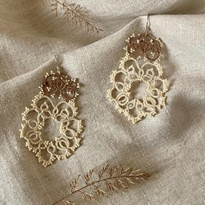 Beige und Hellbraune Occhi Ohrringe, Baumwolle Frivolite Schmuck, Miyuki Perlen Ohrringe, Hand Schiffchen Ohrringe, Geschenk für Sie, Boho Chic Style