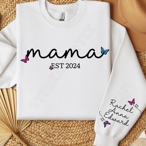 Custom Mama Sweatshirt with Kid Name on Sleeve, Personalized New Mom Sweatshirt, Trendy Mothers Day Sweatshirt, Aesthetic Mama Tee