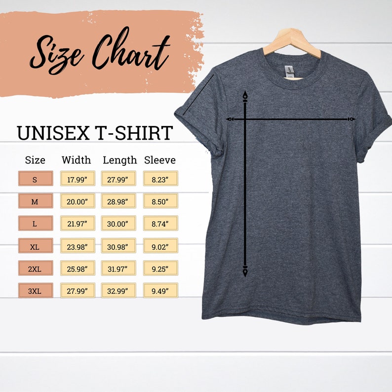 Pu&ograve; includere: Una maglietta unisex grigia su una gruccia di legno. L'immagine include una tabella delle taglie con misure in pollici per larghezza, lunghezza e lunghezza manica per le taglie S-3XL. Sono visibili anche le scritte "Size Chart" e "UNISEX T-SHIRT".