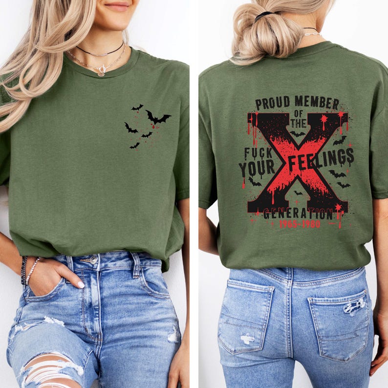 Pu&ograve; includere: T-shirt verde oliva con grafica di pipistrelli sul davanti e la scritta "Proud Member of the Fuck Your Feelings Generation" sul retro. La grafica &egrave; rossa e nera.