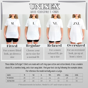 Pu&ograve; includere: Magliette unisex bianche Softstyle per adulti nelle taglie M, L, XL e 2XL sono mostrate sui modelli. L'immagine include una tabella delle taglie con misure in cm per le taglie S-4XL e testo che descrive le opzioni di vestibilit&agrave;: Fitted, Regular, Relaxed e Oversized.