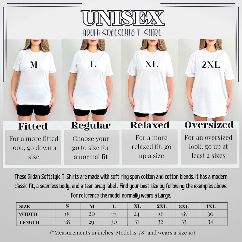 Pu&ograve; includere: Magliette unisex bianche Softstyle per adulti nelle taglie M, L, XL e 2XL sono mostrate sui modelli. L'immagine include una tabella delle taglie con misure in cm per le taglie S-4XL e testo che descrive le opzioni di vestibilit&agrave;: Fitted, Regular, Relaxed e Oversized.
