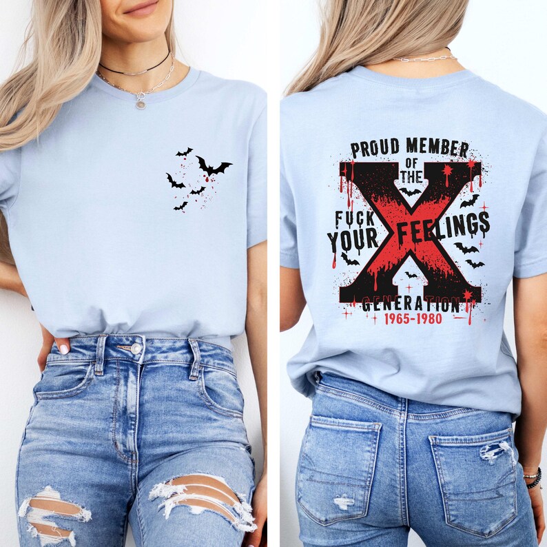 Pu&ograve; includere: T-shirt azzurra con una grafica di pipistrelli sul davanti e un disegno pi&ugrave; grande sul retro. Il disegno sul retro include il testo "PROUD MEMBER OF THE FUCK YOUR FEELINGS GENERATION 1965-1980" in nero e rosso.