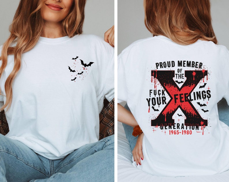 Pu&ograve; includere: T-shirt bianco con grafica di pipistrello nero e schizzi di sangue rosso sul davanti. Il retro presenta una grande grafica rossa e nera con la scritta "Proud Member of the X Generation Fuck Your Feelings 1965-1980".