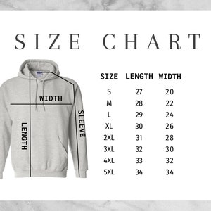 Op de afbeelding: Maattabel voor een hoodie met afmetingen in inches voor lengte, breedte en mouw. De maten vari&euml;ren van S tot 5XL.