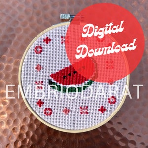 Op de afbeelding: Een witte borduurring met een kruissteekontwerp van een watermeloen op een roze achtergrond. De tekst "Digitaal downloaden" staat in een rode cirkel bovenop de ring.