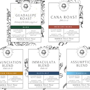 Può includere: Sei etichette per sacchetti di caffè con diversi tipi di tostatura e miscele. Le etichette sono bianche con testo nero e un'illustrazione in bianco e nero di un cuore con una corona. Le etichette sono disposte in due file da tre. Le tostatura e le miscele sono: Guadalupe Roast, Cana Roast, Annunciation Blend, Immaculata Blend, Assumption Blend. Ogni etichetta include il nome della tostatura o della miscela, una descrizione delle note aromatiche, i livelli di acidità e di amaro, e la dimensione del sacchetto. Le etichette sono tutte tostate a "Colwich, Kansas".