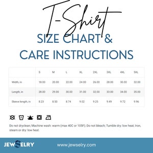 K&ouml;nnte beinhalten: T-Shirt Gr&ouml;&szlig;entabelle und Pflegehinweise. Die Tabelle zeigt die Ma&szlig;e in Zoll f&uuml;r Breite, L&auml;nge und &Auml;rmell&auml;nge f&uuml;r die Gr&ouml;&szlig;en S bis 5XL. Die Pflegehinweise umfassen Maschinenw&auml;sche warm, nicht bleichen, Trocknergeeignet bei niedriger Temperatur und B&uuml;geln bei niedriger Temperatur.