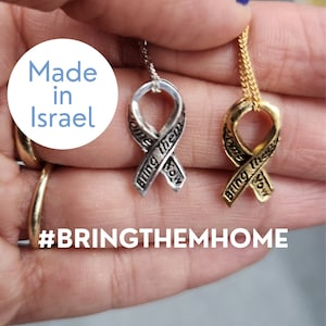 Gelbe Band-Israel-Halskette „Bring Them Home Now“-Anstecknadel „Geiseln unterstützen Israel-Schmuck“, hergestellt in Israel. Geschenkeständer mit israelischem Schmuck