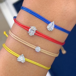 Diamanten bedelarmband: rood koord, 14 kt goud (ovaal, druppelvormig, hartgeslepen)