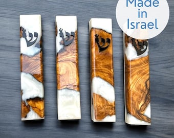 Estuche de mezuzá hecho a mano, regalo de Israel, hecho en Israel, madera de olivo y epoxi, arte de pared de mezuzá, regalos judaicos, bendición para la decoración del hogar, arte judío