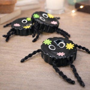 Pierre anti-stress Susuwatari – Pierre de détente artisanale en céramique – Objet relaxant inspiré du Studio Ghibli