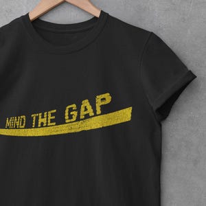 Camiseta unisex de manga corta Mind The Gap