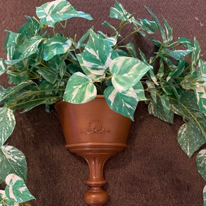 Vintage 1960s faux wood Syroco/wallhanging/wall pocket for planter use. Includes the plastic green binding plant