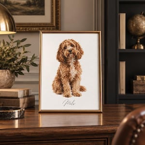 Puede incluir: Un retrato enmarcado que presenta una ilustración estilo acuarela de un perro marrón de pelo rizado sentado. El perro tiene una mancha blanca en el pecho. Debajo del perro, el nombre Milo está escrito en letra cursiva negra sobre fondo blanco.