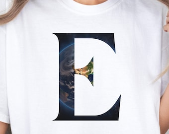 Erde T-Shirt, Universum Shirt mit dem Buchstaben E, Weltraum Shirt, Planet Erde Shirt, Trust the Universe, Universum Shirt für Mann und Frau