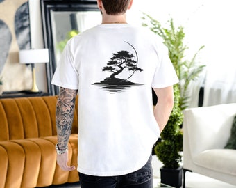 Könnte beinhalten: Ein weißes T-Shirt mit einer schwarzen Silhouette eines Bonsai-Baums und eines Halbmondes auf der Rückseite.