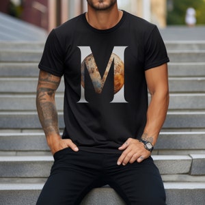 Camisa planeta Marte, presente de camisa do universo, camiseta com letra M, camiseta espacial para amantes cósmicos, camiseta gráfica confie no universo unissex