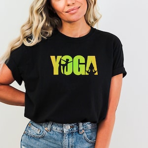 Frauen Yoga T-Shirt mit bunter Asana Silhouette - Comfort Fit Yoga Tee für Sie, Atmungsaktives Baumwoll Yoga Top, Achtsamkeit Geschenk für Yogis