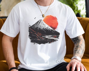 Op de afbeelding: Wit T-shirt met een grafische print van een berg en een rode zon. De berg is zwart-wit en de zon is felrood.