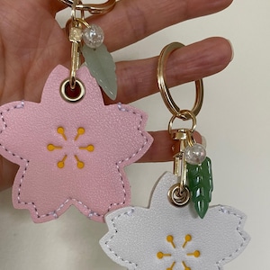 Porte-clés kawaii japonais avec porte-étiquette Airtag Sakura fleurs de cerisier. Bijou de sac. C'est un cadeau parfait pour tout le monde. Anniversaire, anniversaire.
