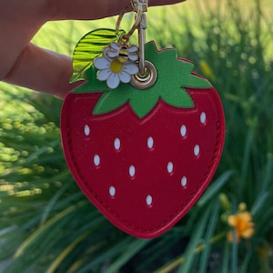 portachiavi porta Airtag kawaii Strawberry con ape carina, accessori floreali. Porta monete, ciondolo per borsa. Perfetto come regalo di ringraziamento, compleanno, anniversario