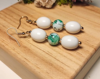 Boucles d’oreilles pendantes blanche  et verte avec perles fantaisie en résine/Plaqué or/ Bijoux fantaisie/Bijoux fait main/Cadeau femme