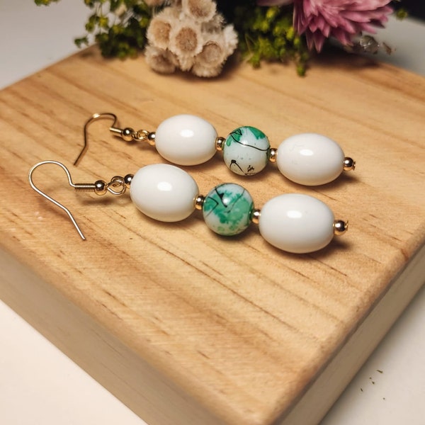 Boucles d’oreilles pendantes blanche  et verte avec perles fantaisie en résine/Plaqué or/ Bijoux fantaisie/Bijoux fait main/Cadeau femme