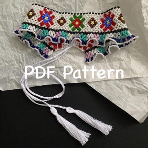 Könnte beinhalten: Eine weiße Perlenkette mit einem bunten geometrischen Muster und weißen Quasten. Die Kette liegt auf einer weißen Oberfläche mit dem Text "PDF Pattern" und "LuluhandmadeUA".