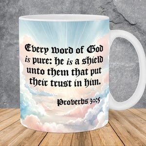 Pode incluir: Caneca de cerâmica branca com um design envolvente com uma cena do céu com nuvens e texto de Provérbios 30:5. O texto diz: "Cada palavra de Deus é pura: ele é um escudo para aqueles que confiam nele."
