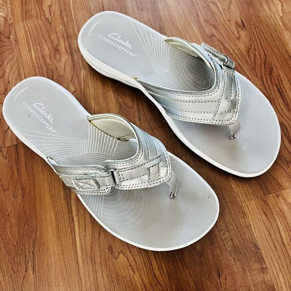 Clarks silver flip flops deals