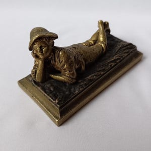 Statuetta in bronzo di un ragazzo in stile Art Déco: scultura da mobile europea degli anni &#39;30