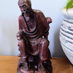 Handgeschnitzte hölzerne chinesische Salbei-Statue: Antike daoistische unsterbliche Figur