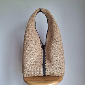 ストロービーチバッグ、ベージュのラフィアバッグ、ストロービーチトートバッグ、クロシェホーボーラフィアトート、ナチュラルサマーバッグ、女性へのハンドメイドギフト
