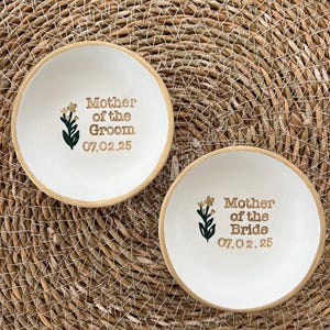 Regalo personalizzato per la madre della sposa / Regalo per la madre dello sposo / Piatto per anelli / Piatto per ninnoli / Regalo di nozze / Regalo per damigella d'onore / Fatto a mano /
