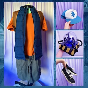 Könnte beinhalten: Ein Cosplay-Kostüm mit einem orangefarbenen T-Shirt, einer blau gesteppten Weste mit braunen Akzenten und grauen Cargoshorts. Zusätzliche Artikel sind eine blau-weiße Baseballkappe mit einem Kiefernbaum, eine transparente Kugel und schwarze Turnschuhe.