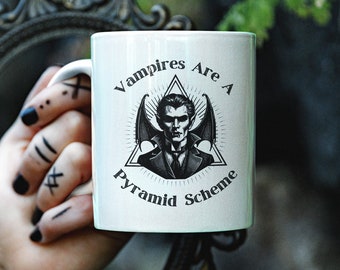 Taza con pirámide vampírica: Decoración gótica de Halloween, Drácula