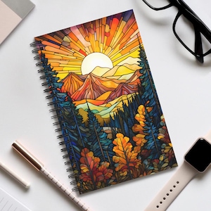 Cuaderno espiral con escena de montaña: Diario con vitrales falsos